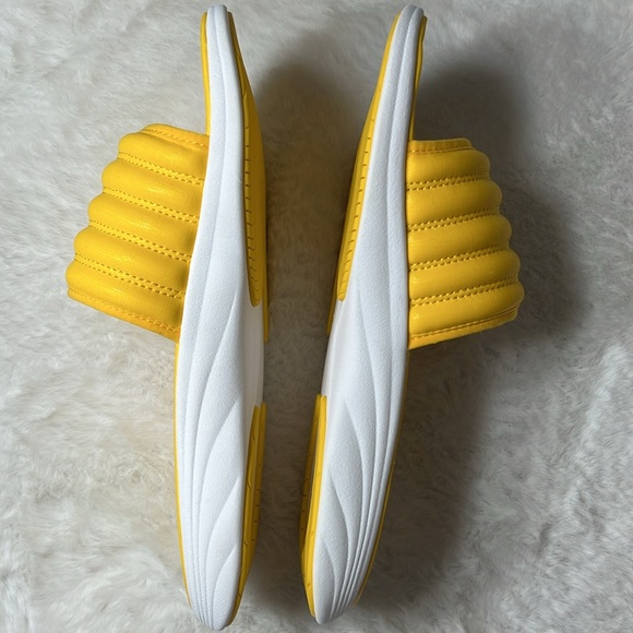 OLUKAI Slide Mens Size‎ 10 Komo New NWOT Yellow Hibiscus Slip On Comfort Travel - Picture 6 of 13